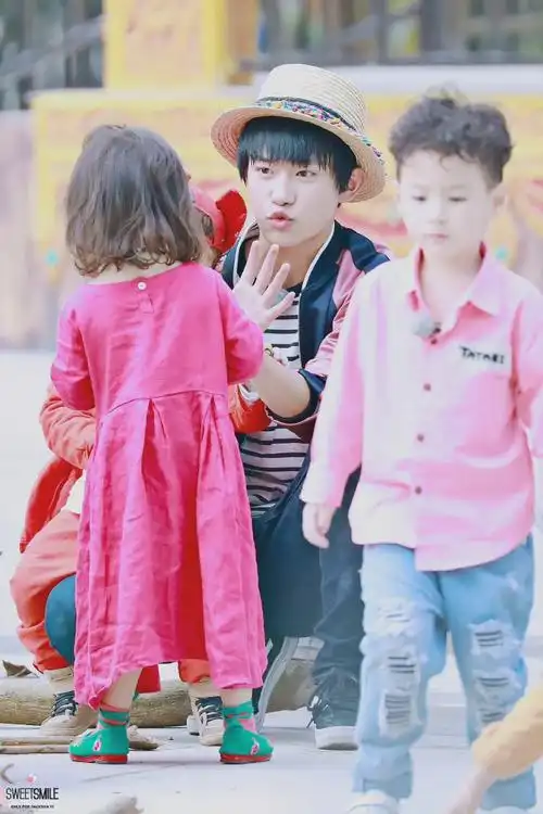 被易烊千玺抱着的小女孩长大了##文牧野说易烊千玺有一种成熟的脆弱