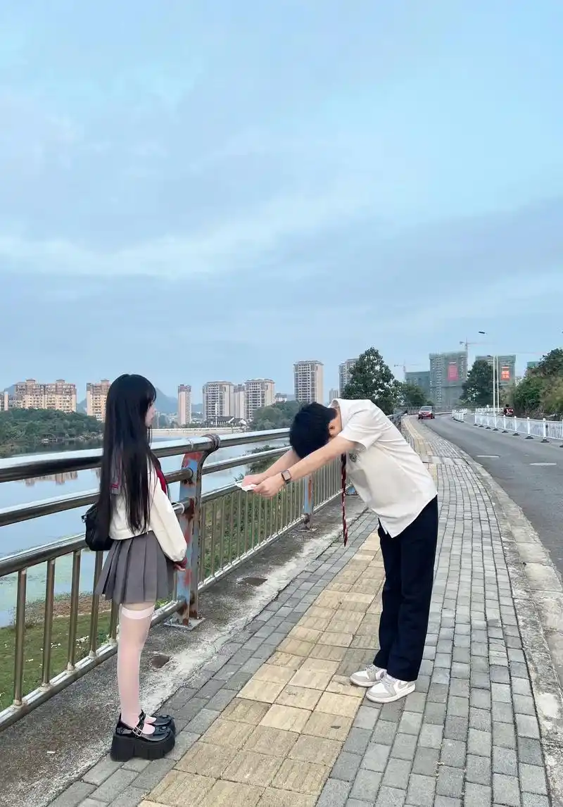 君のとなりに(在你身旁)这首歌是六花04勇太表白的bgm哦! - 抖音