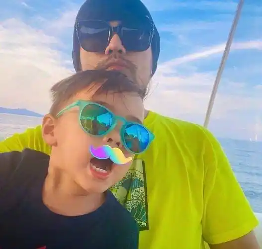 周杰伦节日晒"儿子"正面照!肉嘟嘟的脸神似昆凌,眼镜却暴露了妈妈