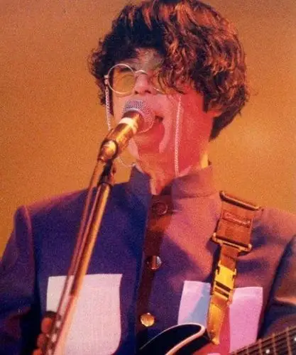 help!我需要beyond吉他手黄贯中年轻时的照片~!