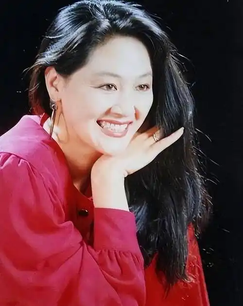 儿子智障,自己被骗,却让女儿上交10年工资,如今61岁的她还好吗_王姬