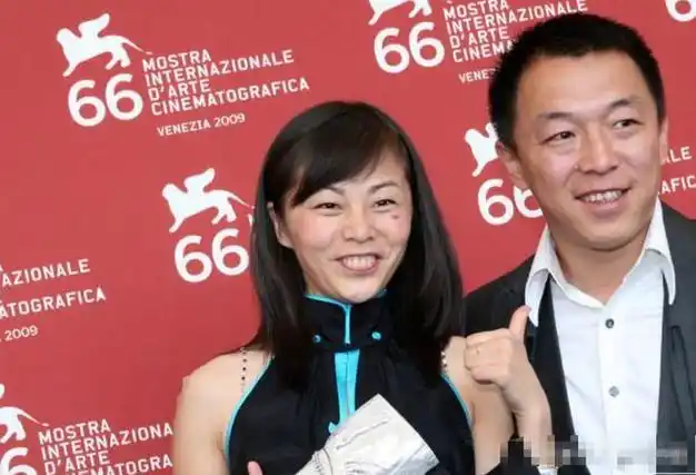 黄渤携爱妻参加隆重家宴基因强大全家一个样满墙茅台引关注