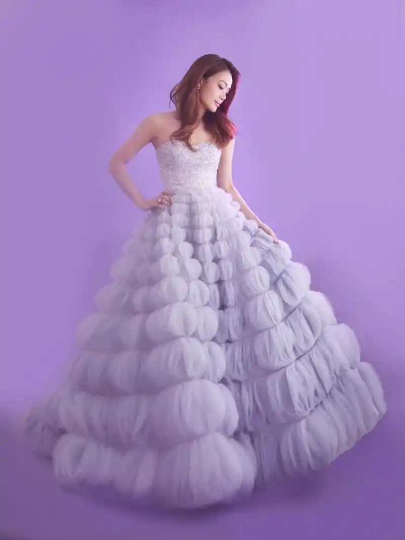 国庆晚会韩红瘦了,张韶涵精致如瓷瓶!杨紫穿对裙子却保守封腰