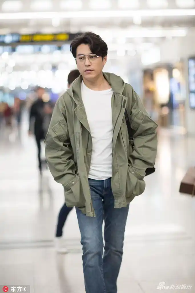 靳东机场穿军绿色夹克走台步