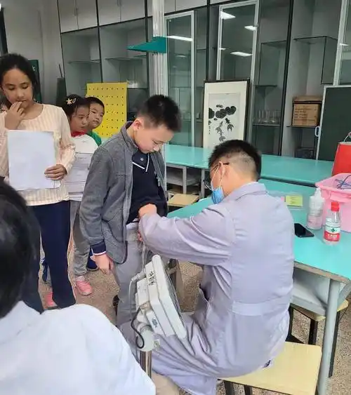 健康体检快乐成长杭州市东园小学体检报道