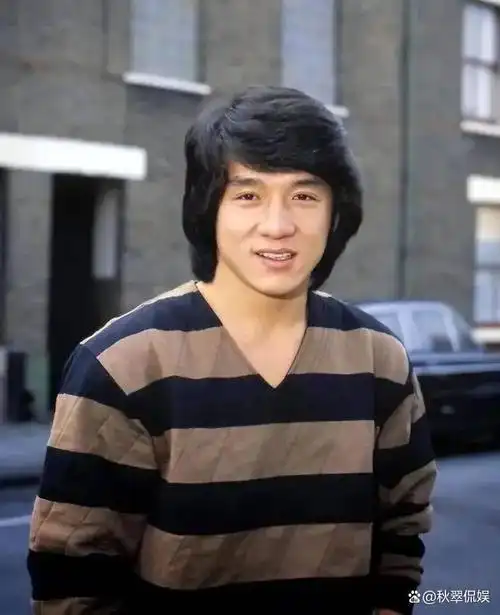 成龙身体亮红灯?满头白发衰老明显,走路踉跄直不起腰!