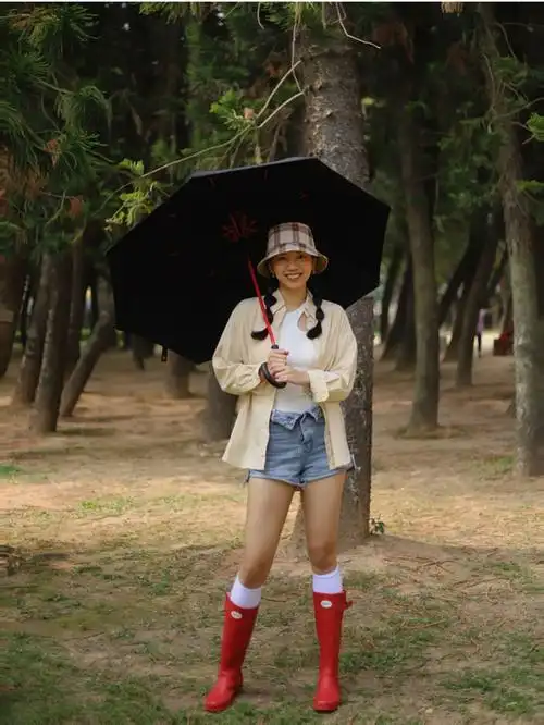 女生穿搭辣妈示范雨靴这么穿搭太好看