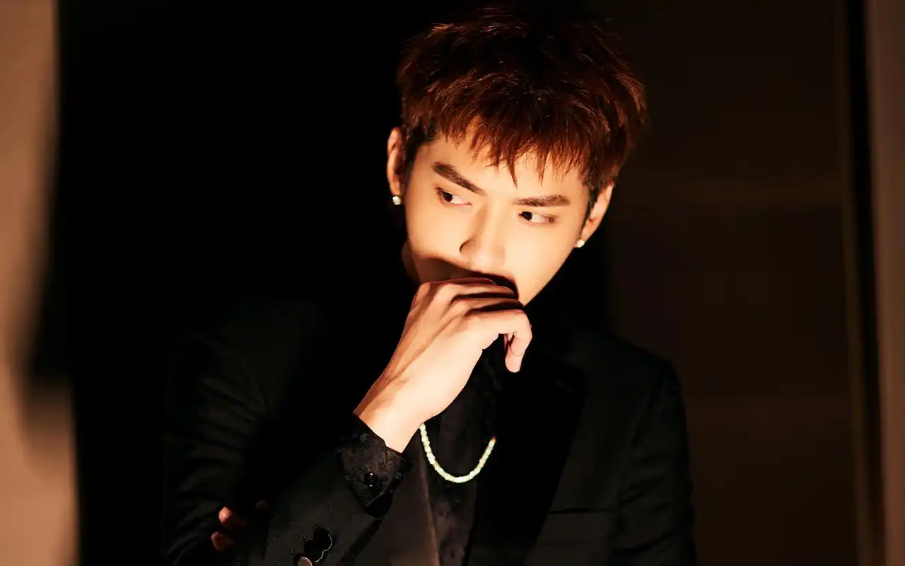 吴亦凡黑色西装帅气图片壁纸