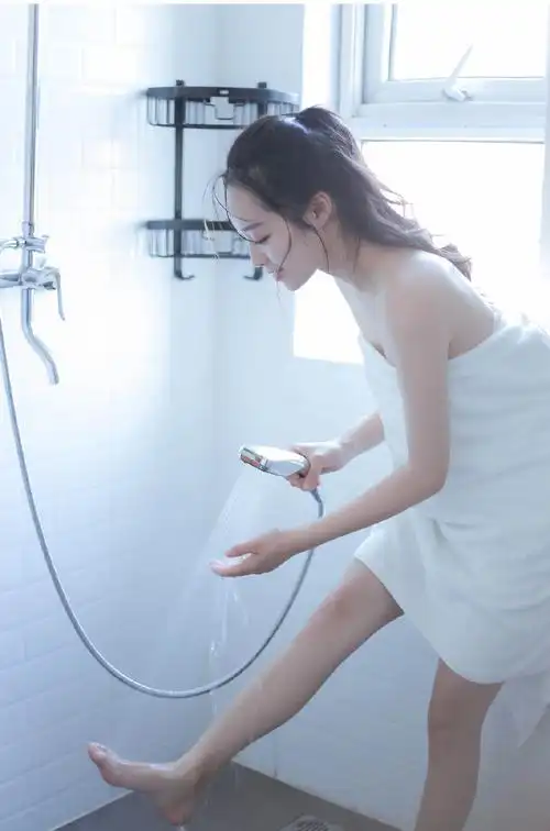 白皙美女浴室性感撩人写真图片 - tt98图片网