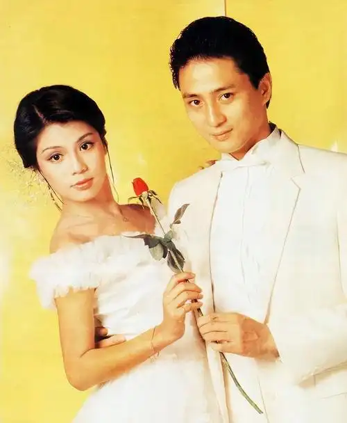 1985年翁美玲在家中结束了自己的生命,"为情所困"媒体把矛头直指