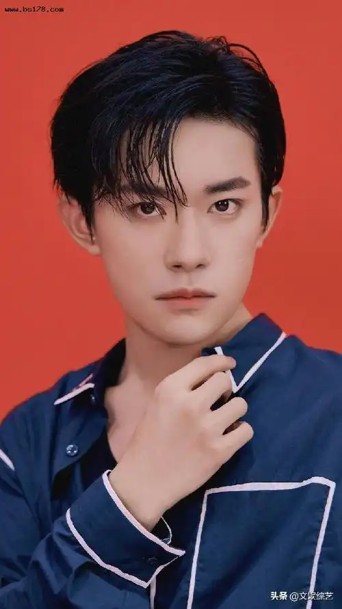 易烊千玺长发胡茬造型,诠释少年般沧桑,却尽显成熟魅力
