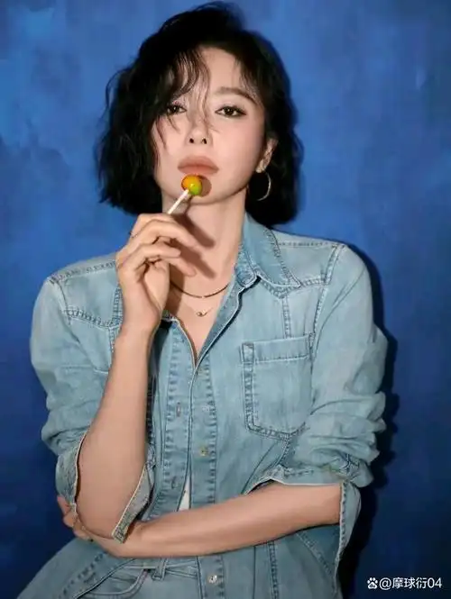 秦岚引领时尚潮流,大胆尝试短发羊毛卷,展现个性魅力