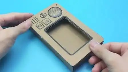 利用废纸箱自制手机支架,像个迷你的复古电视机,秒变手工达人