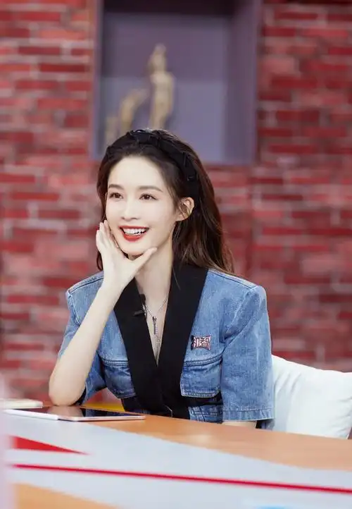 笑容超甜!李沁牛仔复古风造型魅力十足