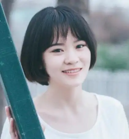 虽然是塌鼻子的女生,可是这样子自然的发色,天然的短发,能让她显得更