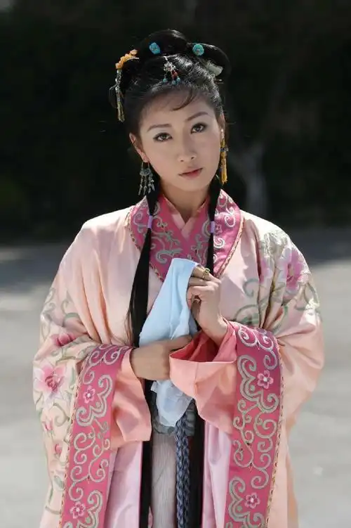 《黛玉传》探春的剧照后,即刻把安陵容的选角定了下来8915陶昕然