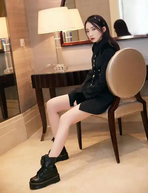 孟美岐气质这么好手挎大妈最爱的串珠包配西装墨镜超帅气