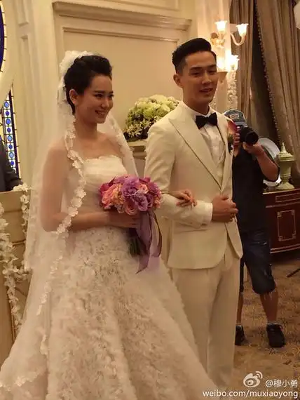 戚薇李承铉赌城大婚俏皮婚纱照集中曝光