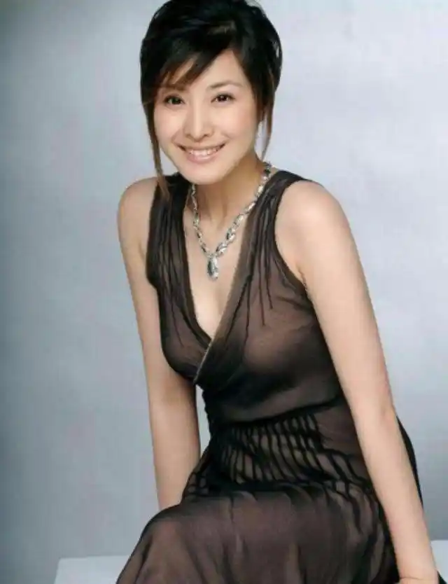 而让我们高兴的是,在《马大帅》之后,她就没有和赵本山一起演戏了.