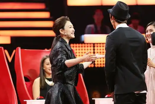 李小冉录制《超级先生》避谈闪婚遭谢娜调侃