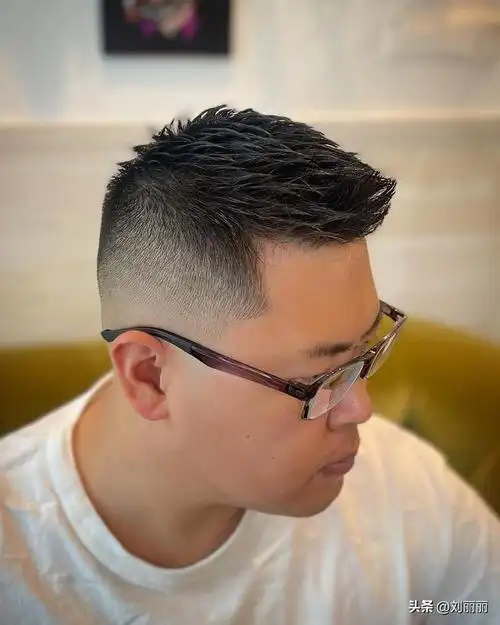 前额头发越来越少了怎么办(10多款新帅气男士发型)