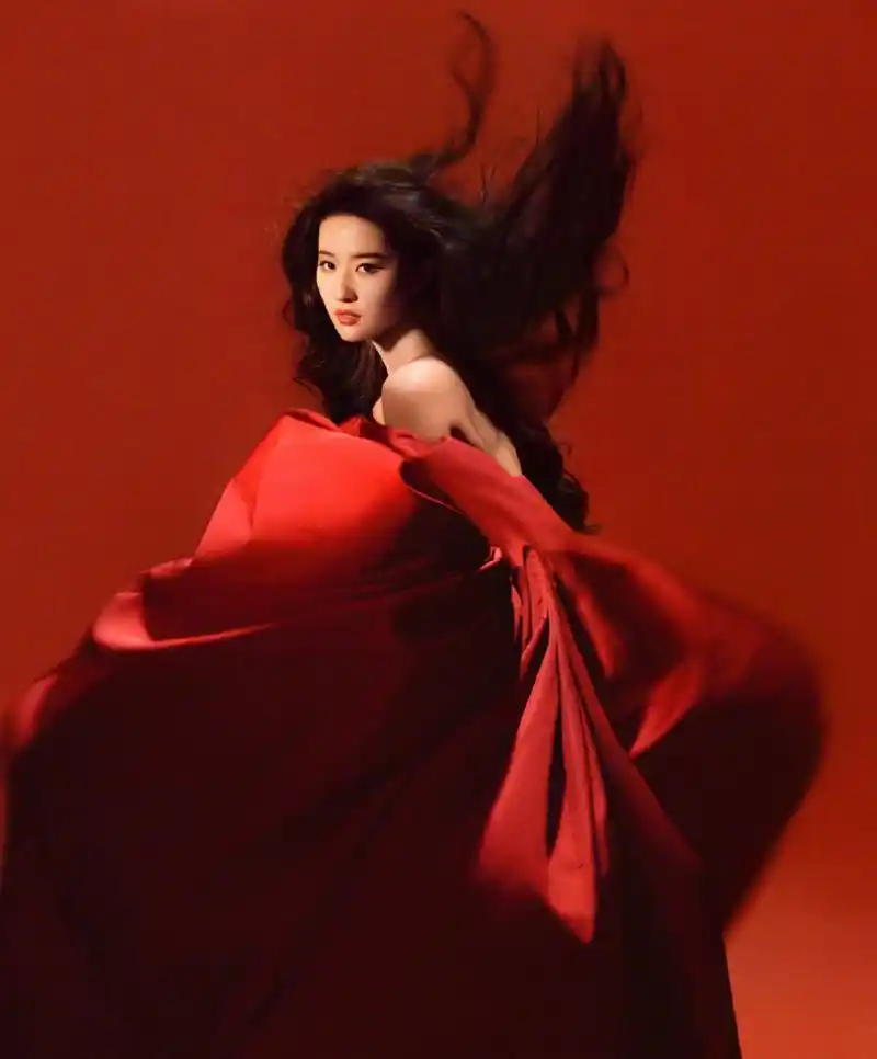 神仙姐姐#刘亦菲# 时尚cosmo六月刊封面大片,高贵冷艳的气质,端庄大气