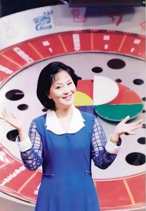 她从中专生变身央视一姐,10年单身背后都是泪水,44岁携子再嫁