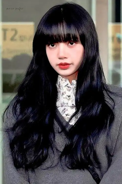 lisa机场私服街拍,灰色针织裙内搭碎花衬衫,黑长卷发甜美可爱