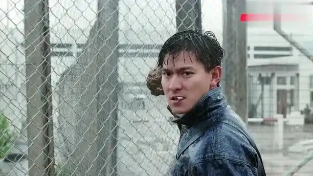 至尊无上:刘德华雨天出狱,狱警都被搞尴尬了,拿起石头就要砸
