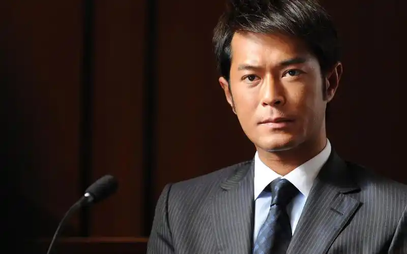 20岁坐牢,25岁爆火,53岁有140所学校!古天乐的贵人是张国荣?