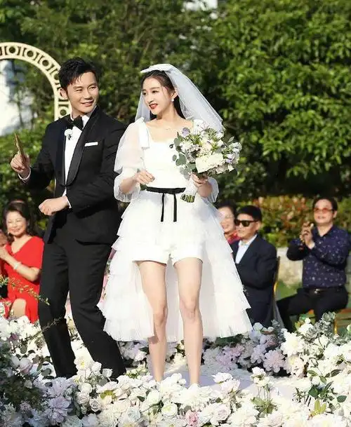 关晓彤婚纱造型前短后长 下身配白色短裤惊艳照人