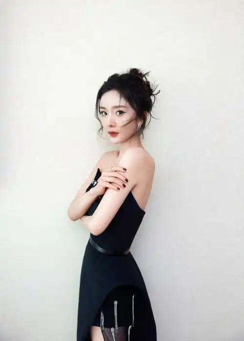 杨幂纯黑礼服裙盘发造型##杨幂纯黑礼服裙盘发造型大片