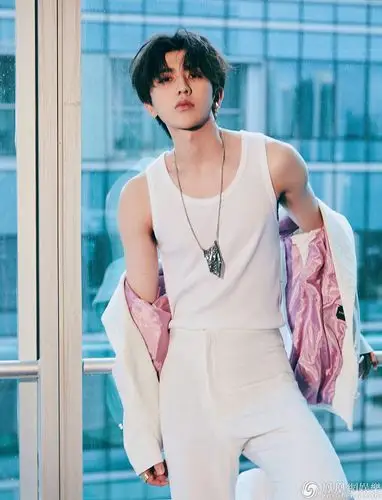 芳心纵火犯蔡徐坤穿喇叭裤帅气摩登敞外套露肩太撩人