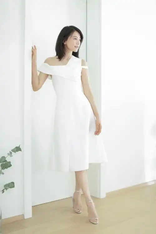 国民女神高圆圆真美一袭白色斜肩连衣裙配中长直发清新脱俗