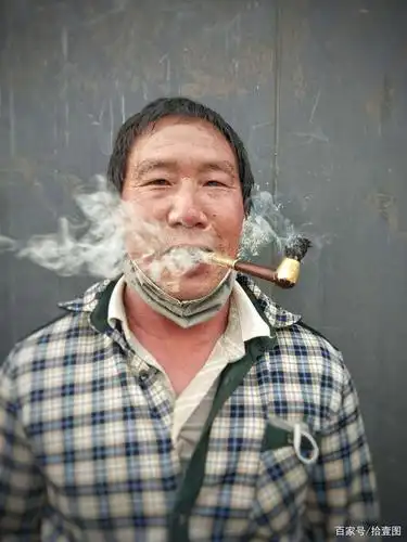 这几个大叔抽的烟就像树皮卷着就可抽,能把人抽醉,你见过吗?