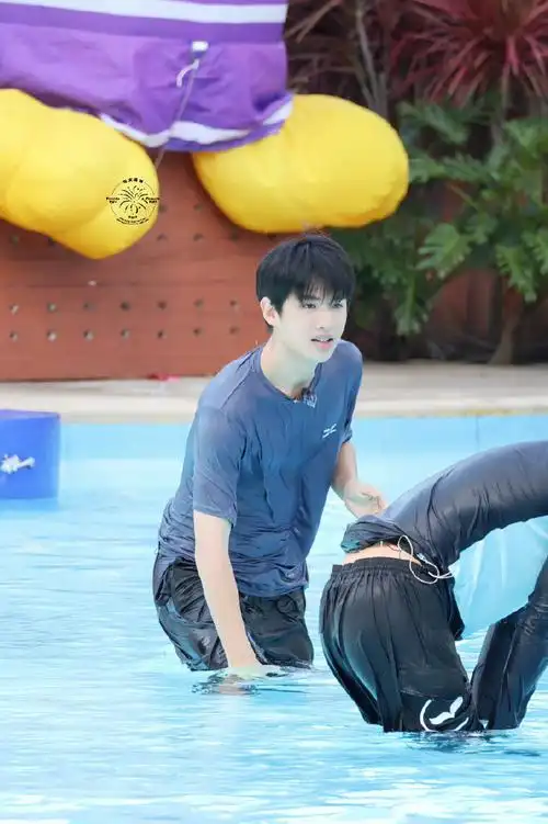 黄明昊《全力以赴的行动派》路透今日份录制综艺落水游泳好乖好可爱玩
