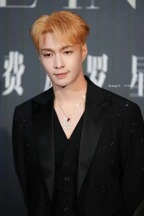 戛纳晚宴上的张艺兴#丈夫的美貌 妻子的荣耀    张艺兴连续飞行始几