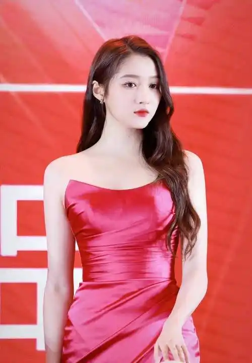 关晓彤的玫红色长裙好惊艳!