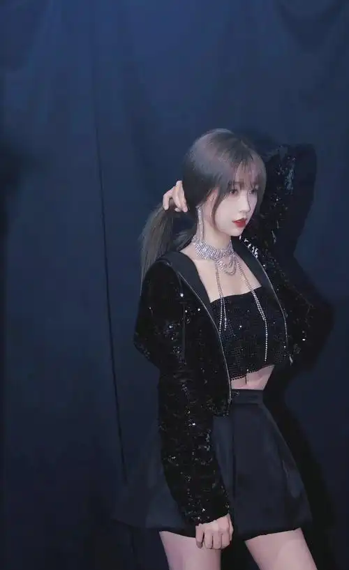 虞书欣暗黑机能套装释出今晚的舞台真的好惊艳