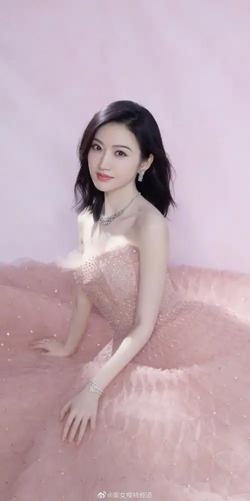 景甜粉色抹胸裙眸间低语清雅浪漫