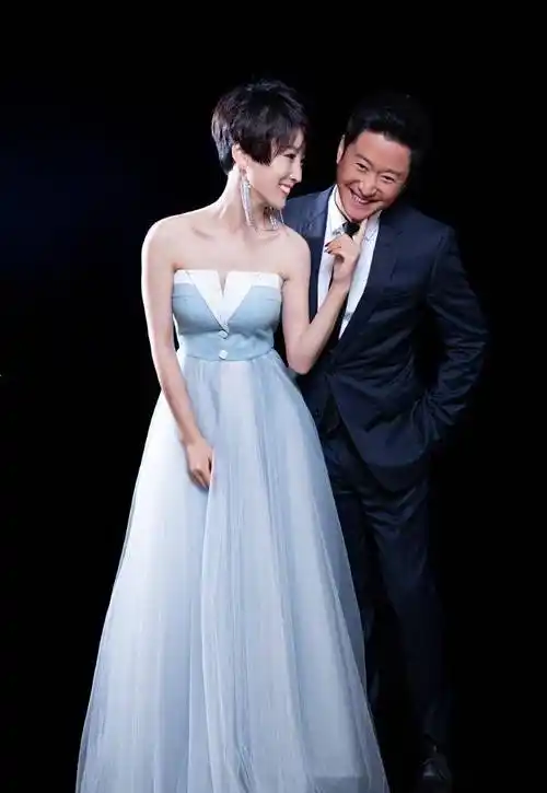 原创吴京谢楠庆祝结婚7年纪念日谢楠拉老公衣角秀恩爱