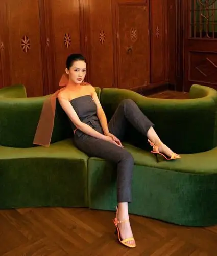 李沁真是尴尬了穿露脐装意外露出了保鲜膜箍在身上不难受