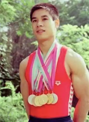 56岁李宁街头被偶遇与小鲜肉合照一个年轻一个白发谢顶