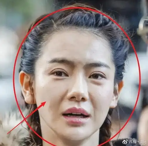 一组路人镜头下生图疯传戚薇真实颜值藏不住36岁素颜长这样