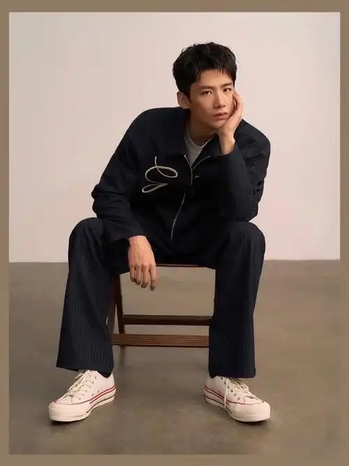 白敬亭虞书欣脚上都在穿的这双鞋是什么啊