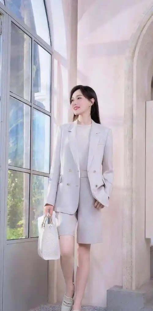 唐嫣美到认不出,穿雪纺衫配短裤秀长腿,淡妆出镜似少女_时尚_白色
