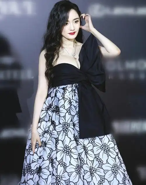 杨幂领奖不能穿丝袜,红裙下接一层黑纱看腿上效果,尖叫说明一切