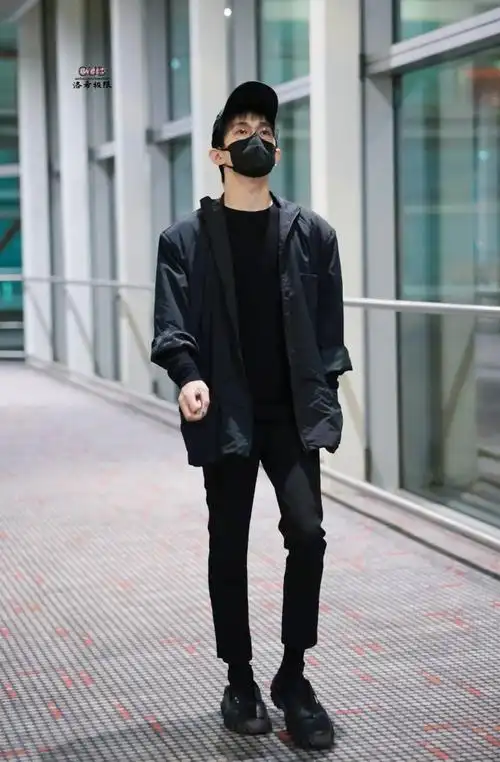 易烊千玺北京机场出发