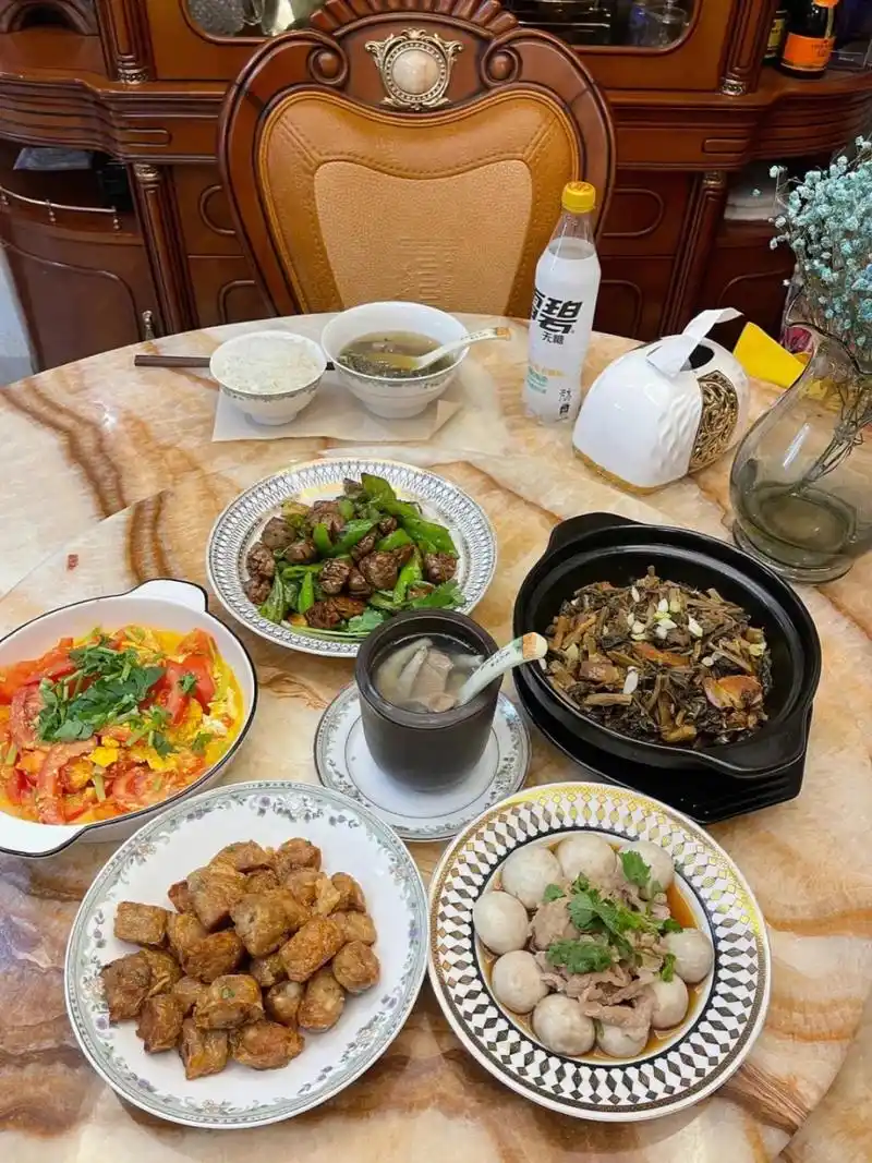 图一,北京朋友请吃晚饭 图二,广东朋友请吃晚饭 图三,云南朋友请吃