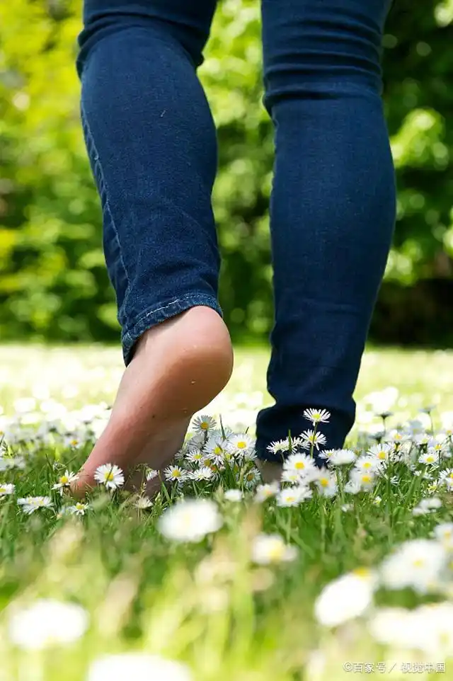 "光脚的不怕穿鞋的"?重新认识"光脚"走路的健康益处